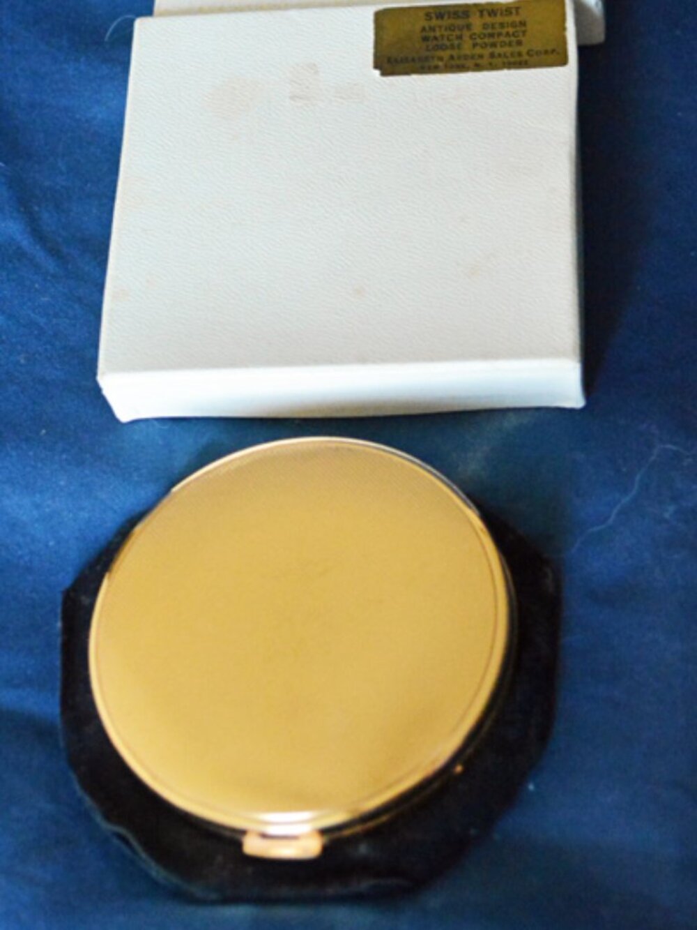 ElizabethArden vintage 1960s Swiss Twist compact